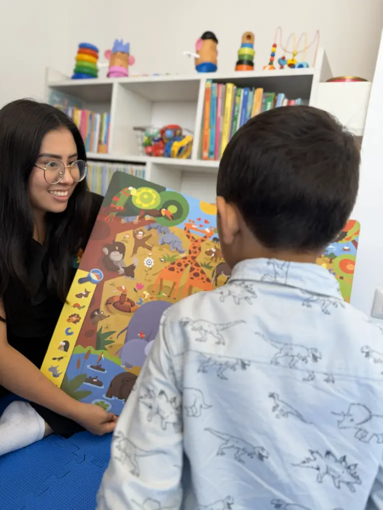 Niños participando en un taller grupal de habilidades sociales