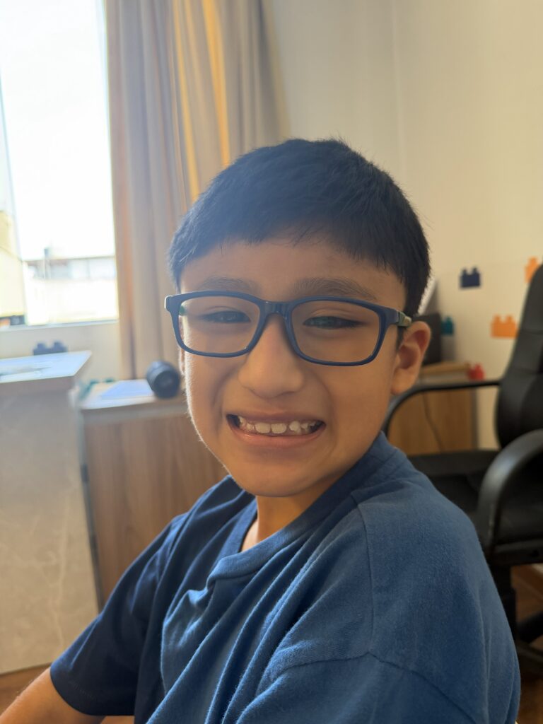 Niño sonriendo durante sesión de terapia infantil en ambiente seguro