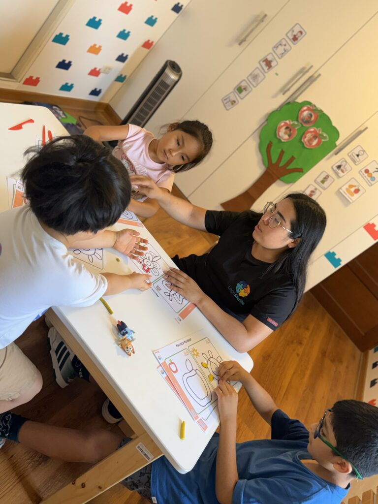 Sesión terapéutica grupal infantil con acompañamiento profesional