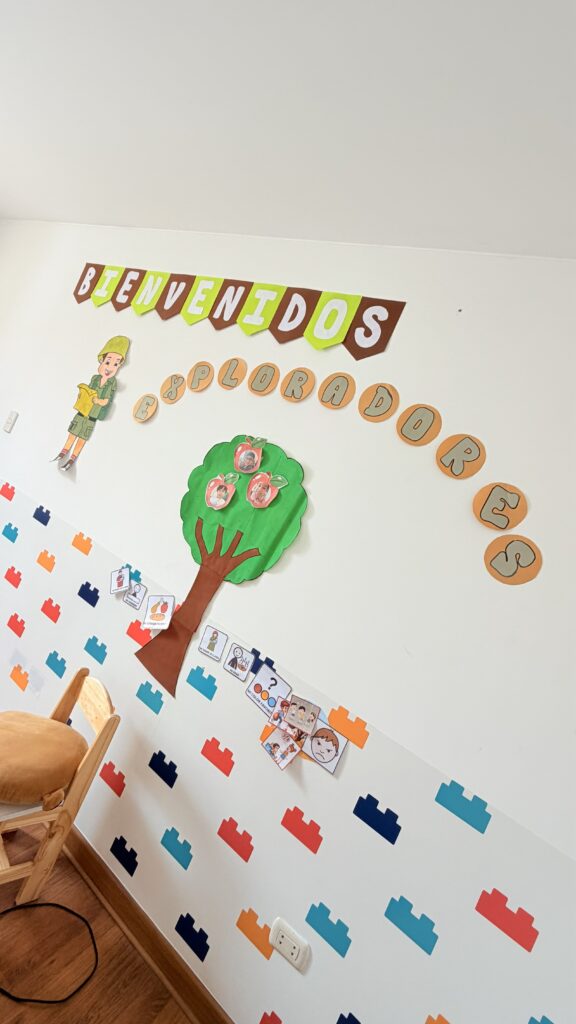 Sala terapéutica infantil decorada para estimular el juego y la exploración