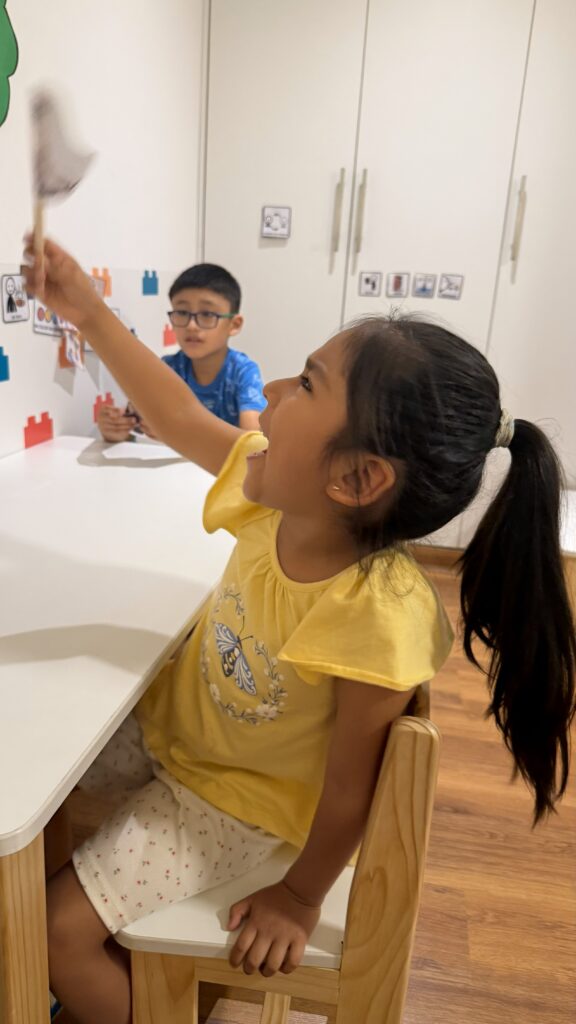 Niña participando en actividad de lenguaje mediante juego simbólico