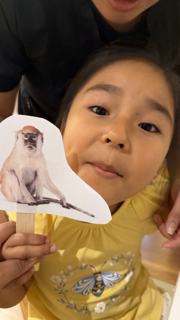 Niña participando en actividad lúdica con material visual en terapia infantil
