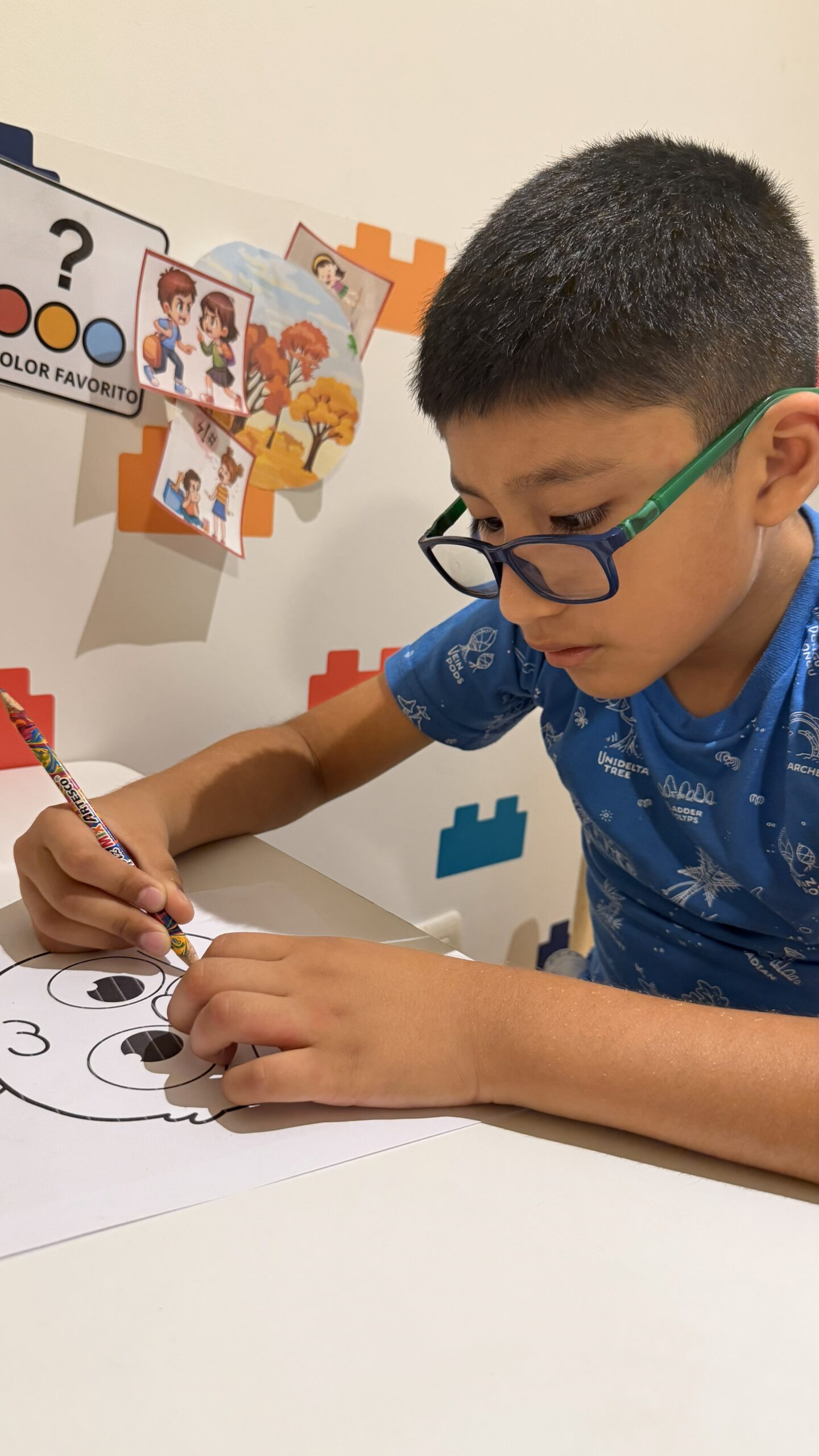 Niño realizando actividad de dibujo durante sesión terapéutica infantil