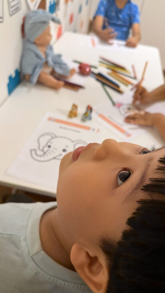 Niño observando material visual durante actividad terapéutica infantil