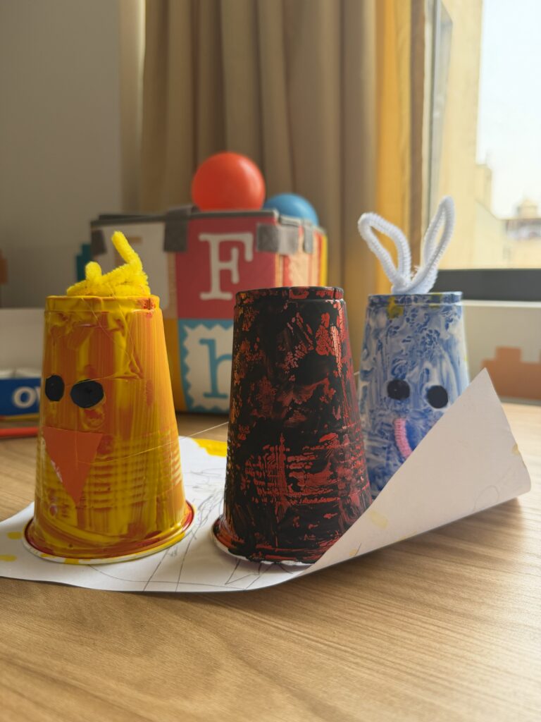 Manualidad infantil realizada con materiales reciclados en espacio terapéutico