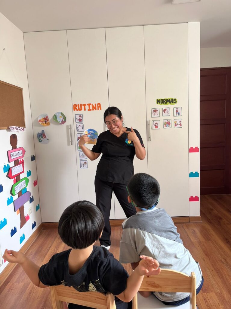 Terapeuta infantil guiando rutina estructurada con niños